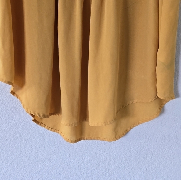 Torrid Blouse Women's 12 Mustard Georgette Pintuck Vneck Work Exellent - Picture 5 of 9